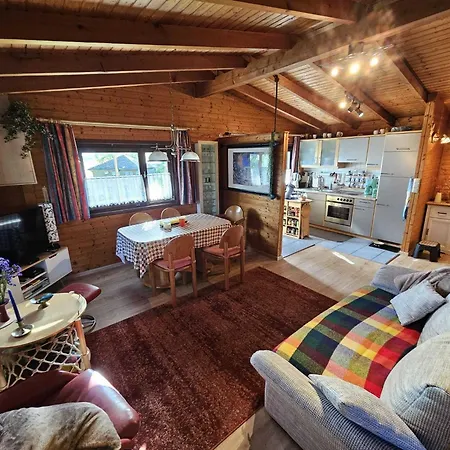 度假居 Waldgefluester