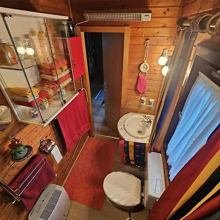 Waldgefluester 度假居 *