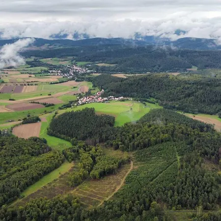 Waldgefluester 度假居 *