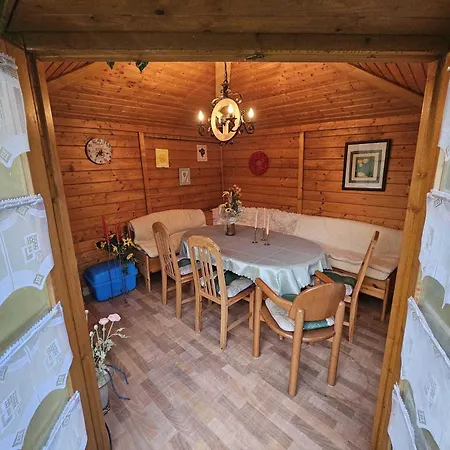 Waldgefluester 度假居 *